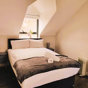 perfect-city-centre-3-bedroom-home-free-parking.belfasthotelsireland.com/