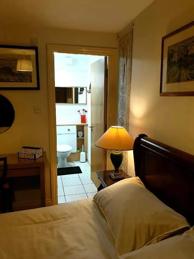 Central En-Suite Room Edinburgh Homestay